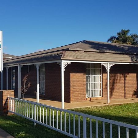 Centrepoint Motel Deniliquin Exteriör bild