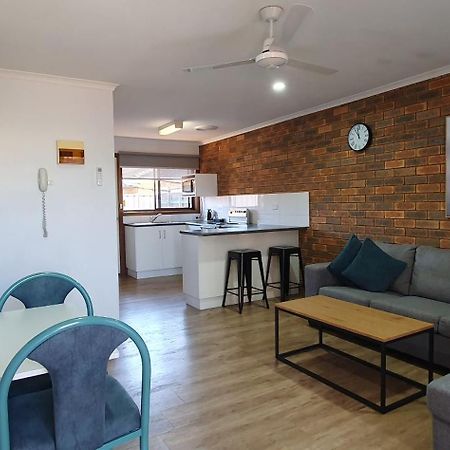 Centrepoint Motel Deniliquin Exteriör bild