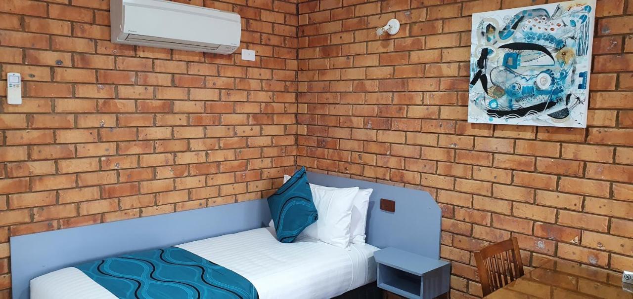 Centrepoint Motel Deniliquin Exteriör bild