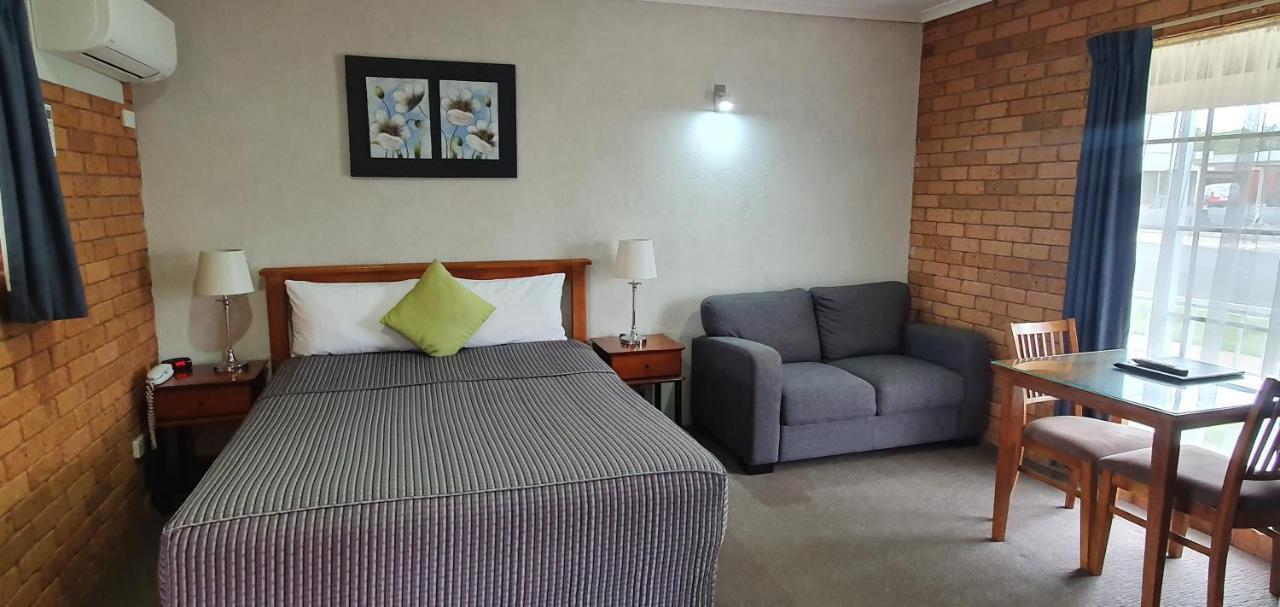 Centrepoint Motel Deniliquin Exteriör bild