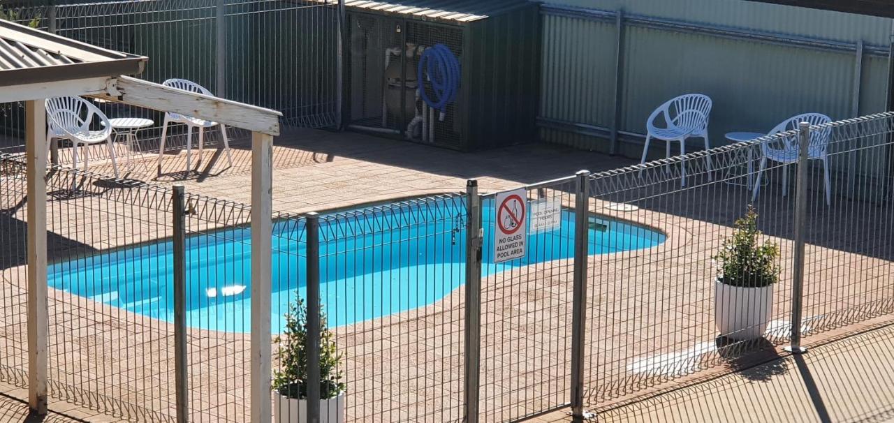 Centrepoint Motel Deniliquin Exteriör bild