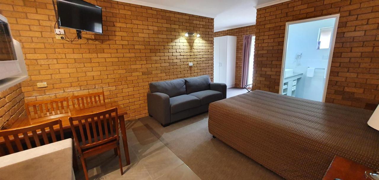 Centrepoint Motel Deniliquin Exteriör bild