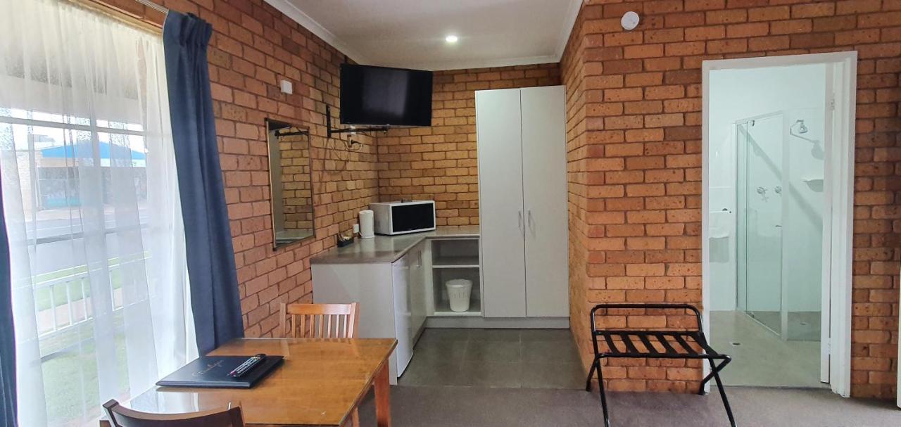 Centrepoint Motel Deniliquin Exteriör bild