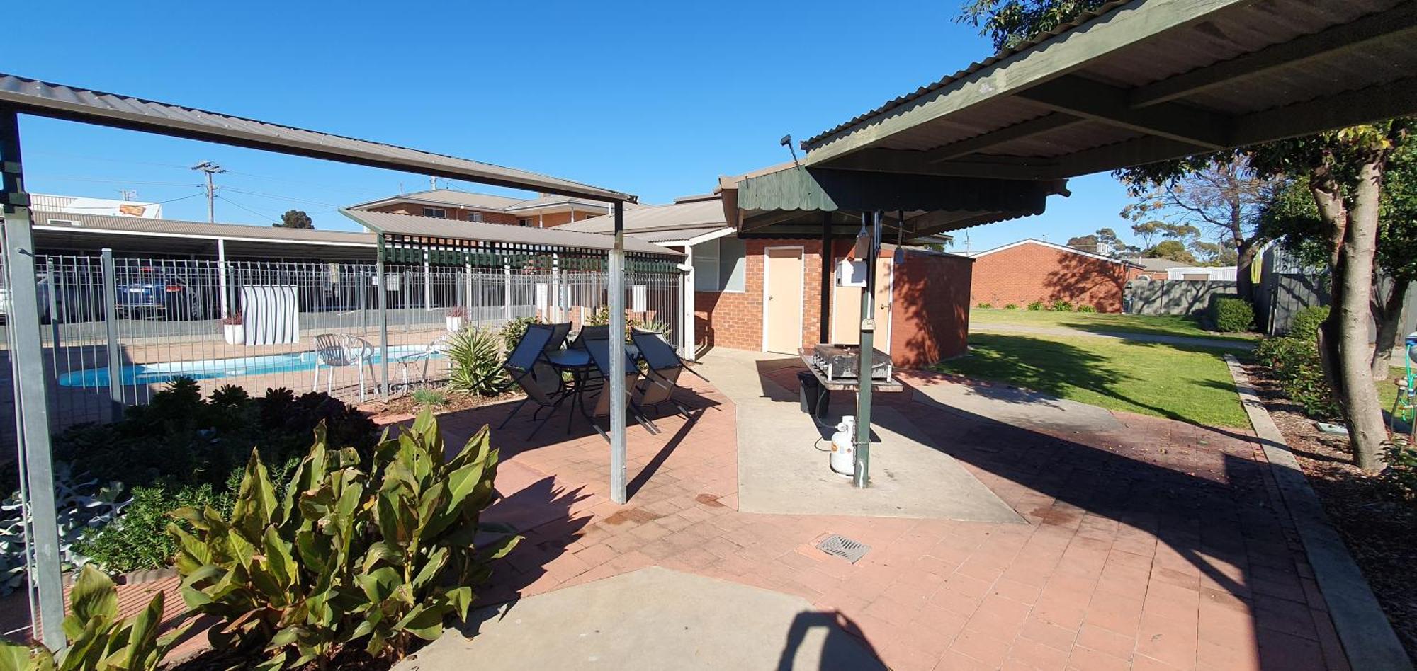 Centrepoint Motel Deniliquin Exteriör bild