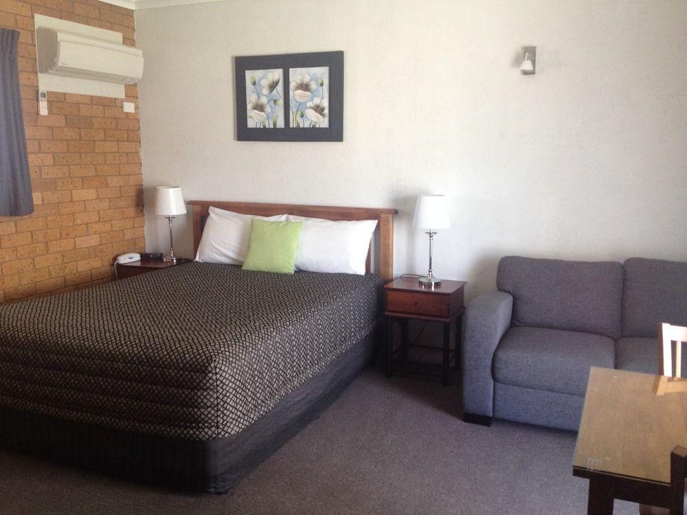 Centrepoint Motel Deniliquin Exteriör bild