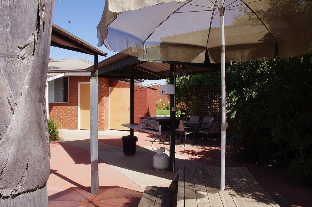 Centrepoint Motel Deniliquin Exteriör bild