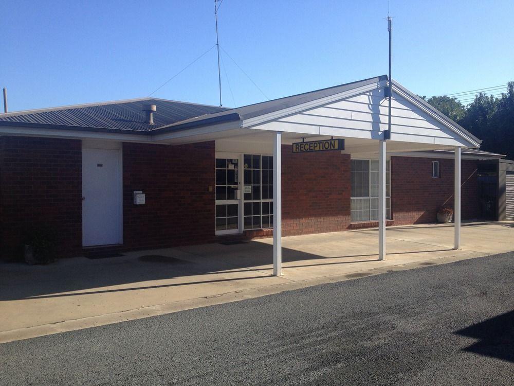 Centrepoint Motel Deniliquin Exteriör bild