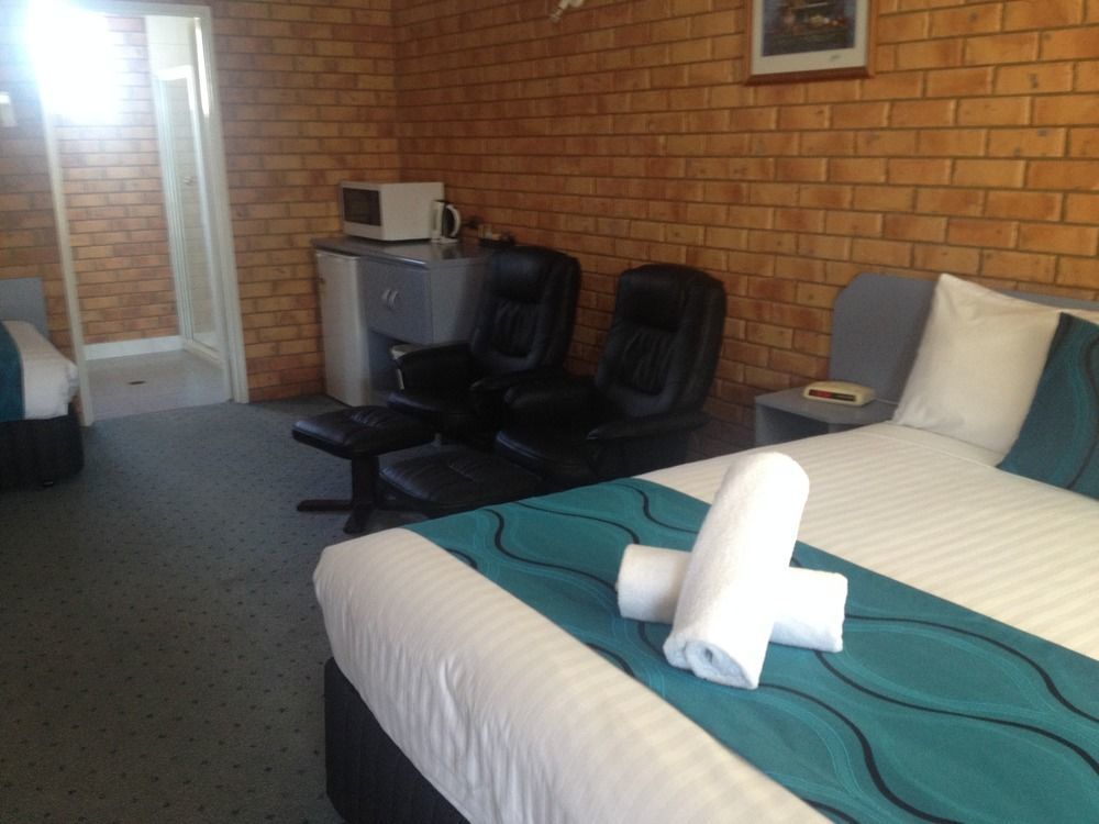 Centrepoint Motel Deniliquin Exteriör bild
