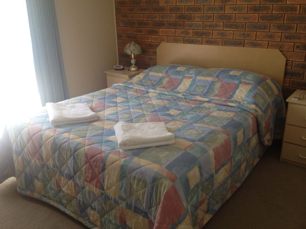 Centrepoint Motel Deniliquin Exteriör bild