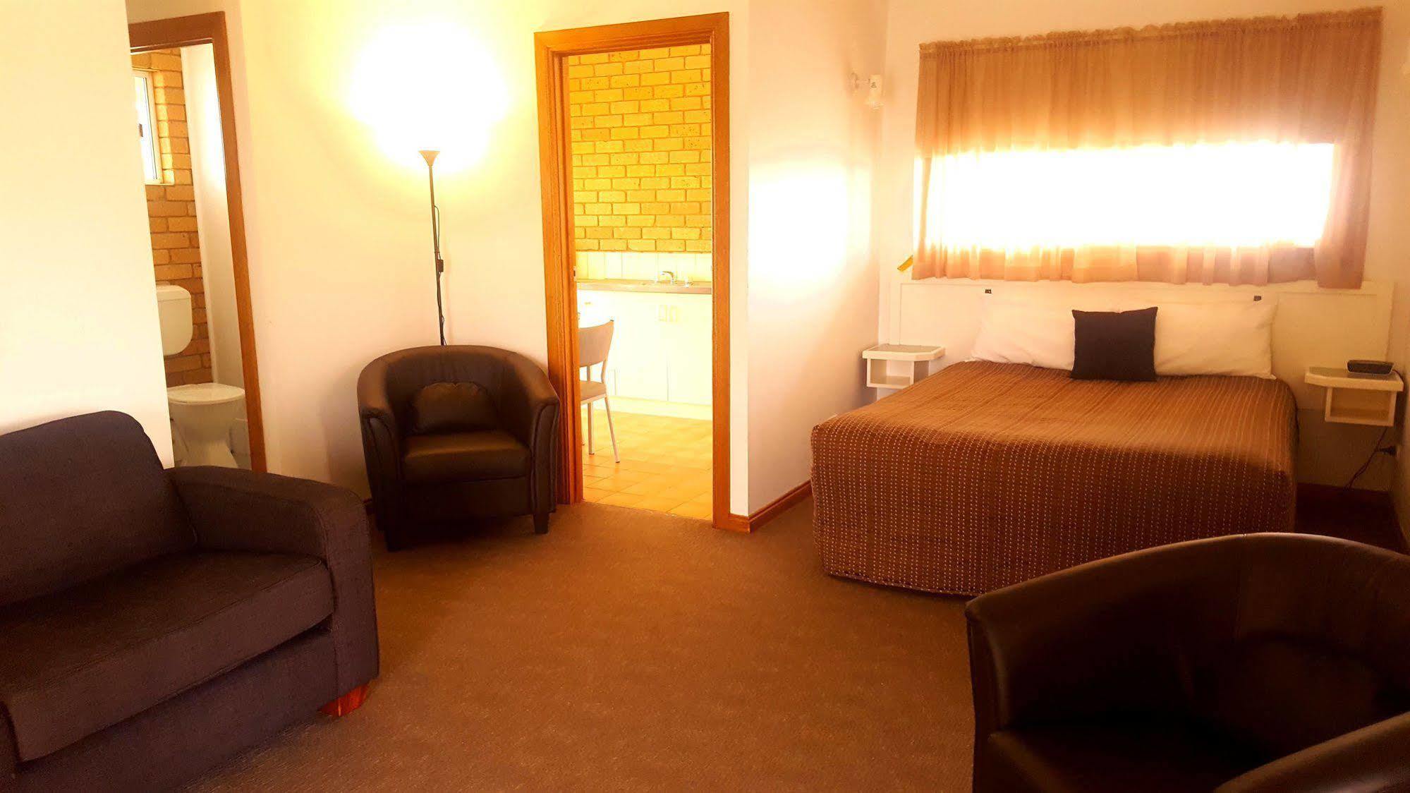 Centrepoint Motel Deniliquin Exteriör bild