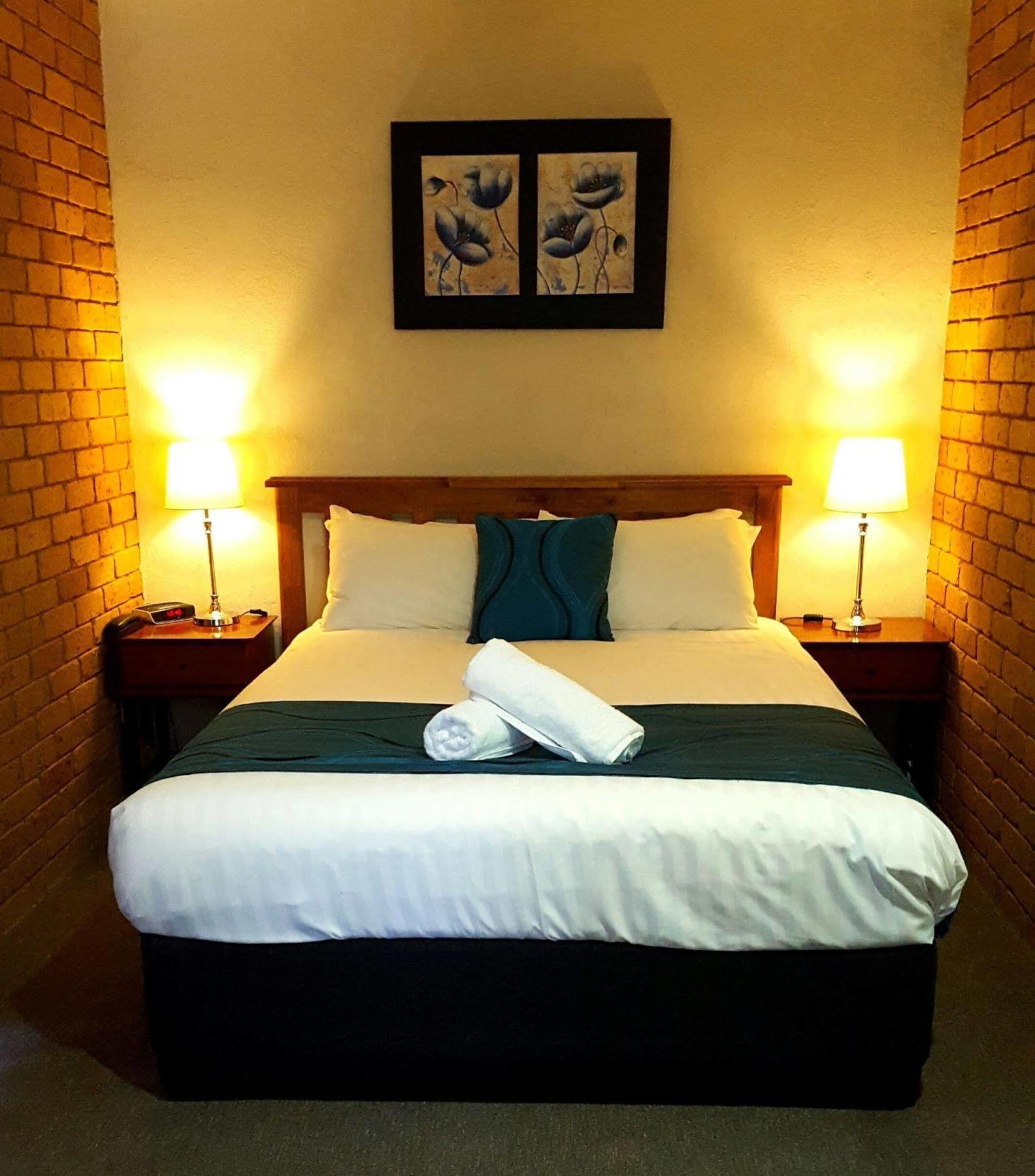 Centrepoint Motel Deniliquin Exteriör bild