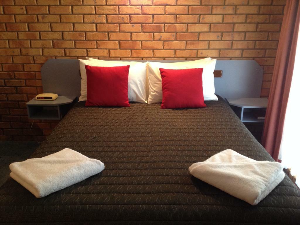 Centrepoint Motel Deniliquin Exteriör bild